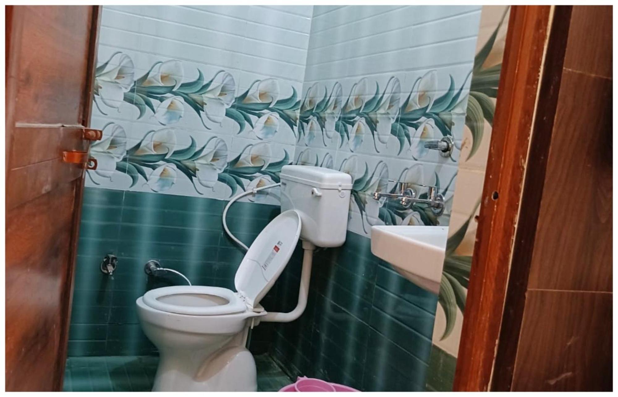 Hotel Aparna Grand Near Ram Janam Bhoomi And Temple - Fully Air Conditioned - Free Wifi Available - Best Budget Hotel In Ayodhya Bagian luar foto