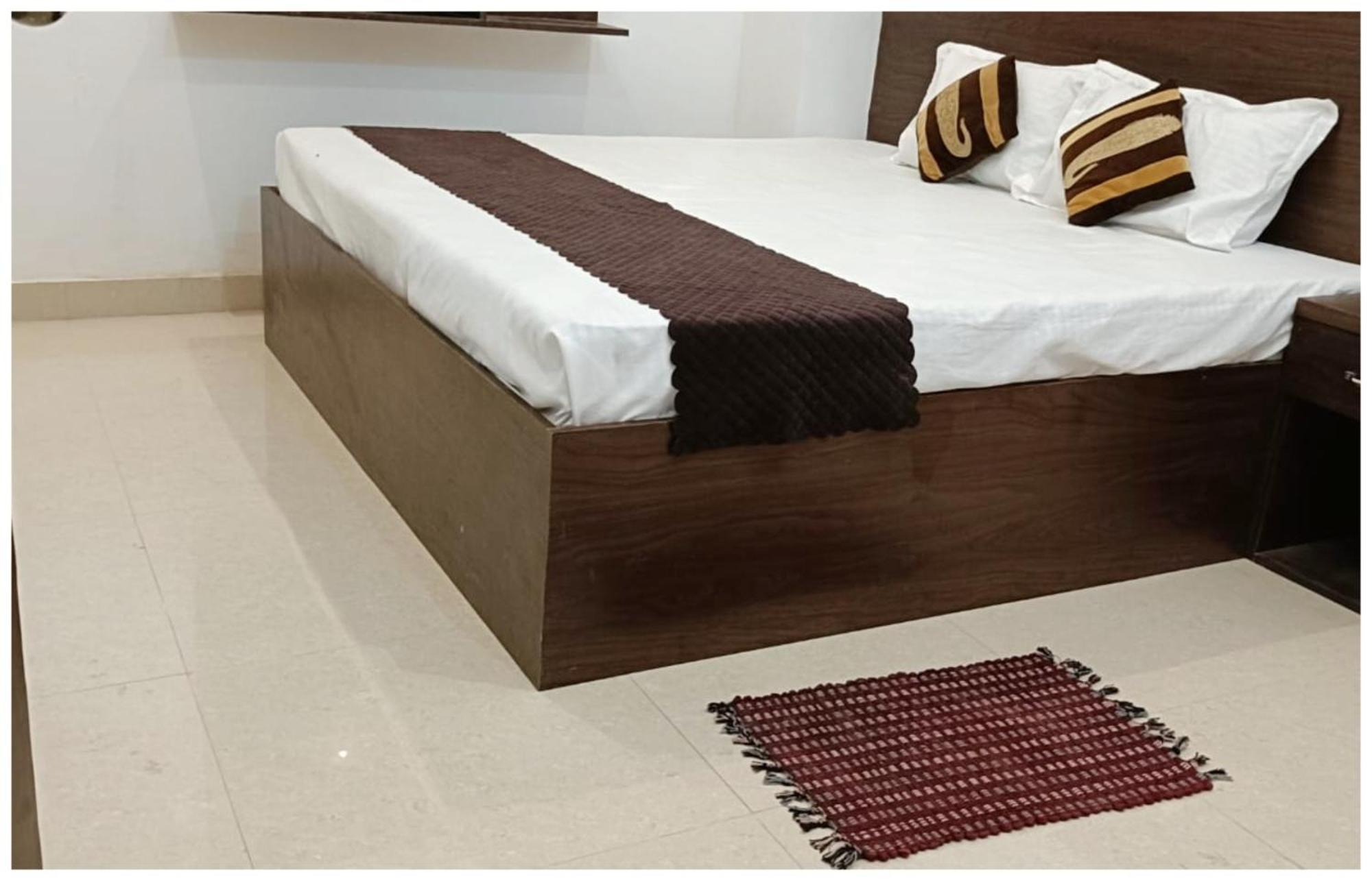 Hotel Aparna Grand Near Ram Janam Bhoomi And Temple - Fully Air Conditioned - Free Wifi Available - Best Budget Hotel In Ayodhya Bagian luar foto
