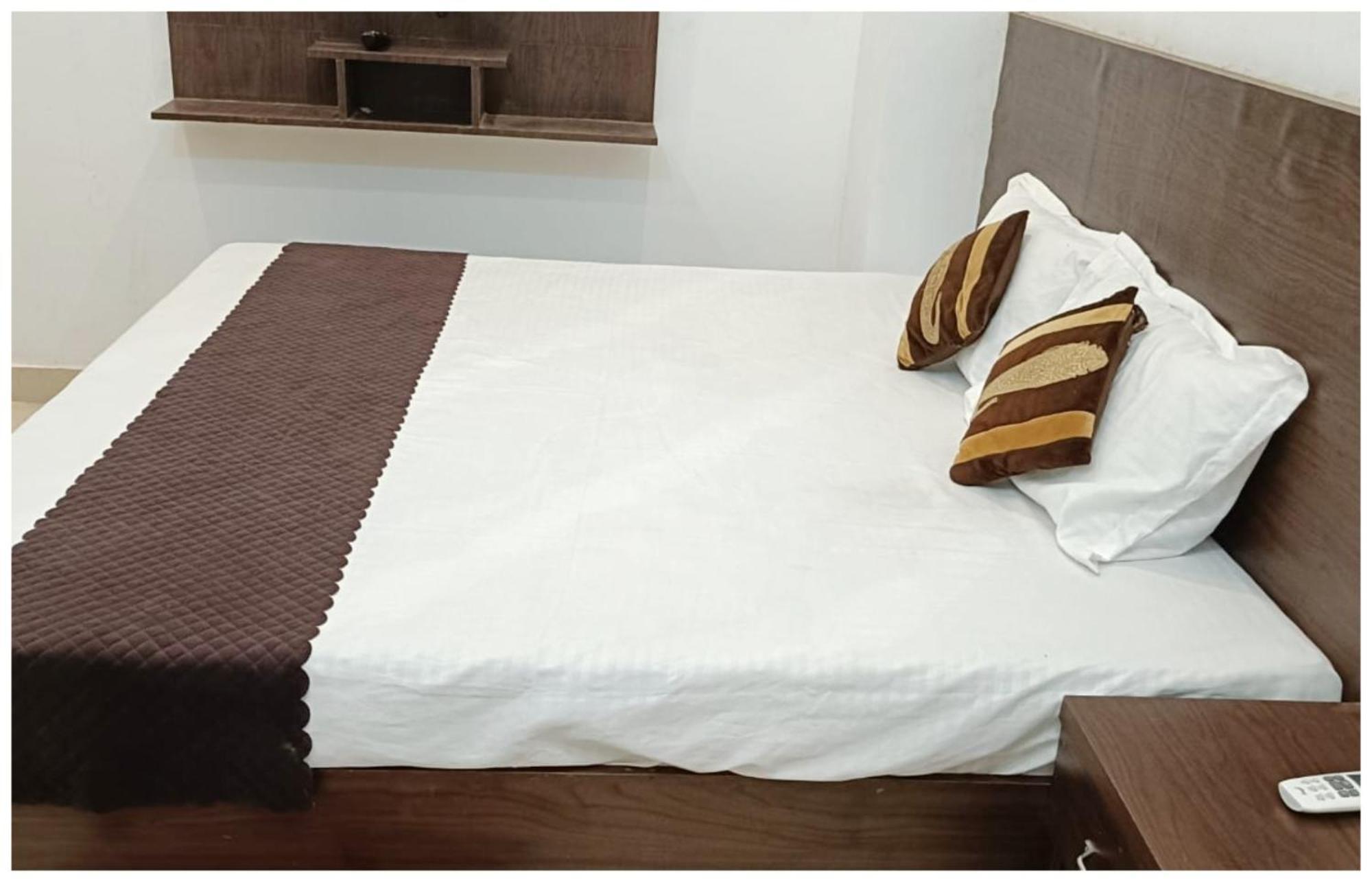 Hotel Aparna Grand Near Ram Janam Bhoomi And Temple - Fully Air Conditioned - Free Wifi Available - Best Budget Hotel In Ayodhya Bagian luar foto