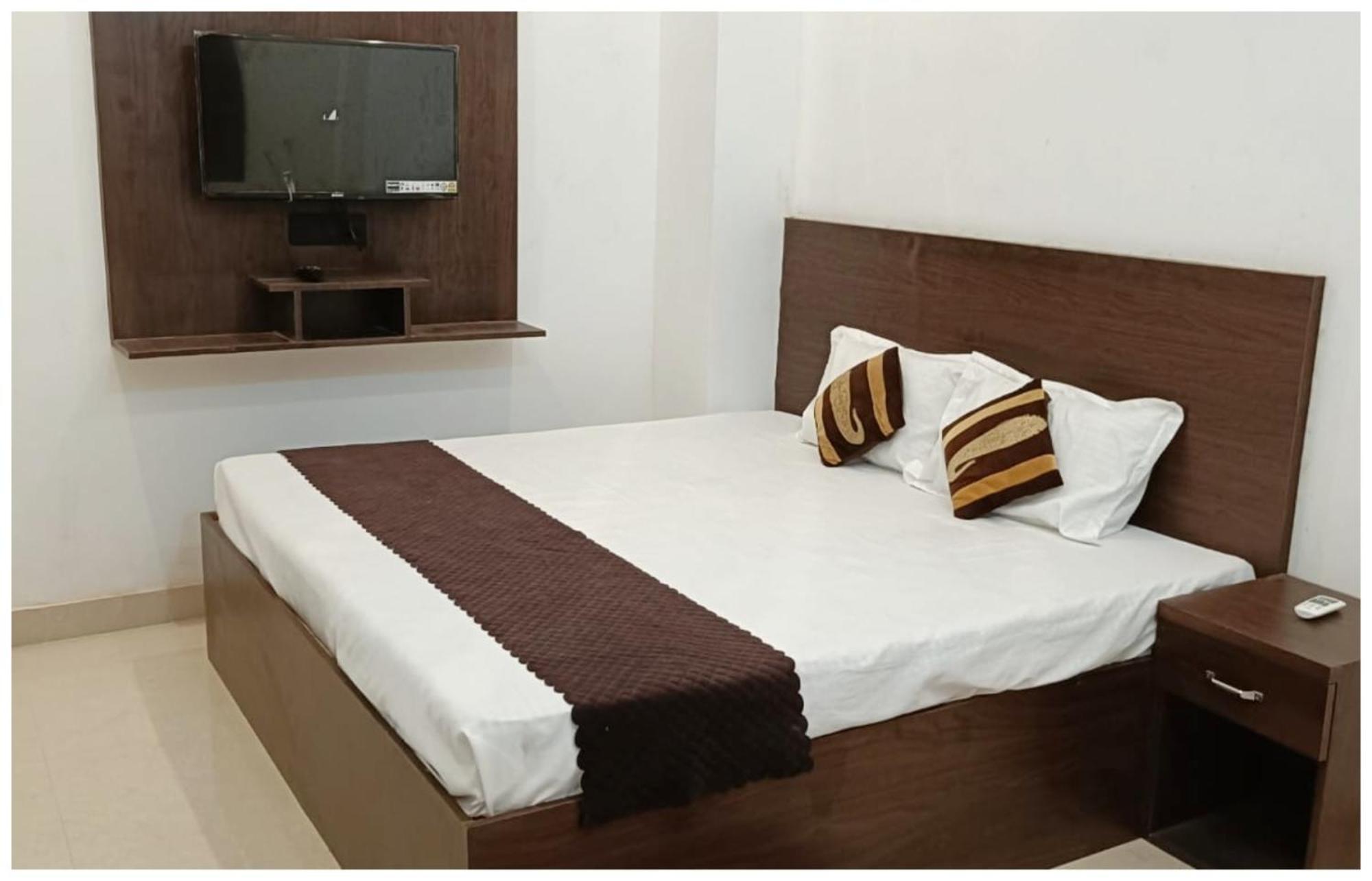 Hotel Aparna Grand Near Ram Janam Bhoomi And Temple - Fully Air Conditioned - Free Wifi Available - Best Budget Hotel In Ayodhya Bagian luar foto